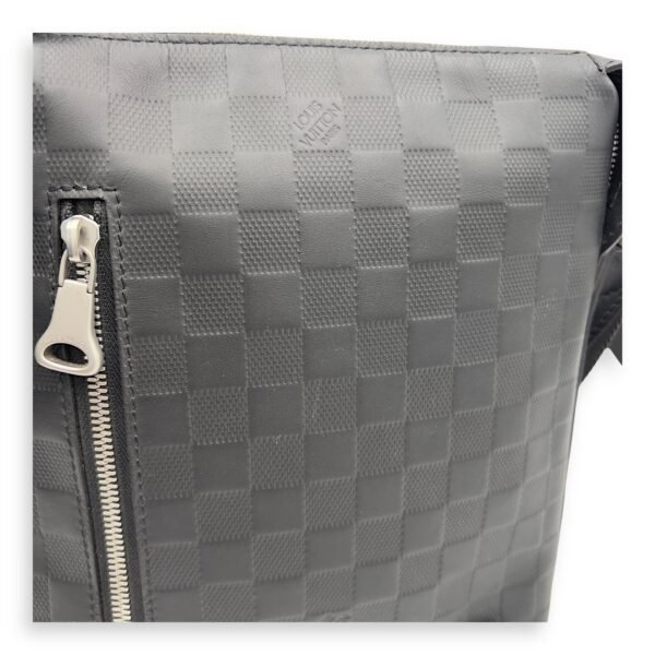 Discovery Messenger Black in Calfskin, Silver hardware - Image 9