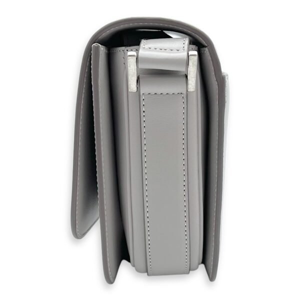 Le 61 Saddle Grey Shoulder Bag in Calfskin, Silver hardware - Image 3
