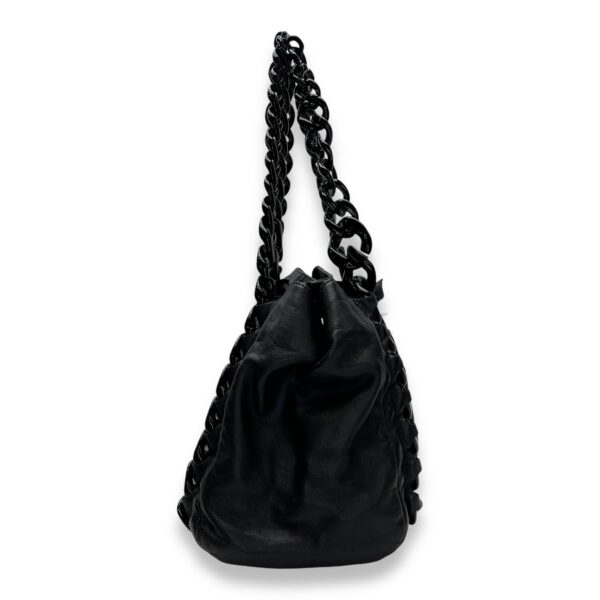 Modern Chain Rhodoid East West Black Shoulder Bag in Calfskin, Lacquered Metal hardware - Image 4