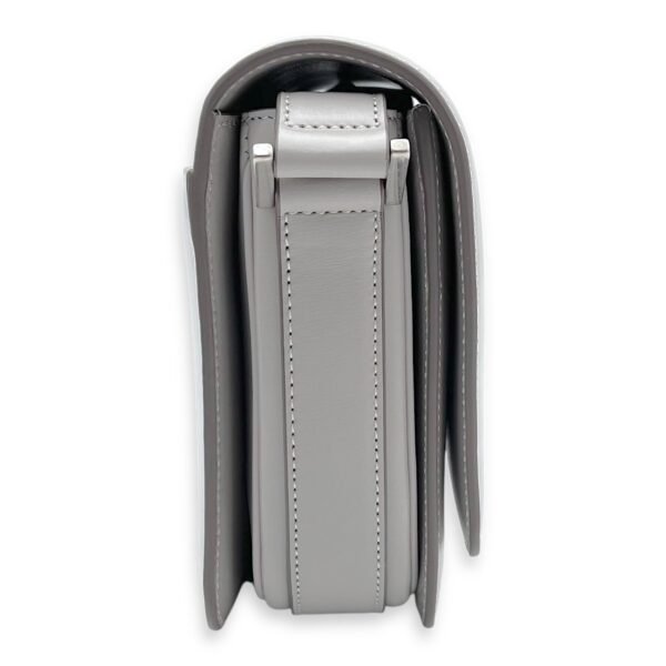 Le 61 Saddle Grey Shoulder Bag in Calfskin, Silver hardware - Image 4