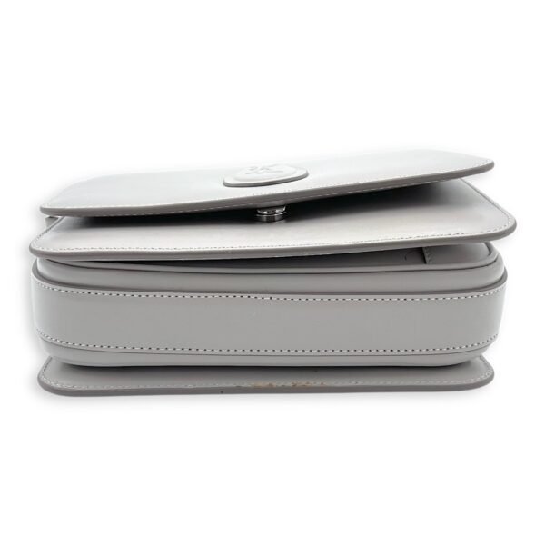 Le 61 Saddle Grey Shoulder Bag in Calfskin, Silver hardware - Image 5