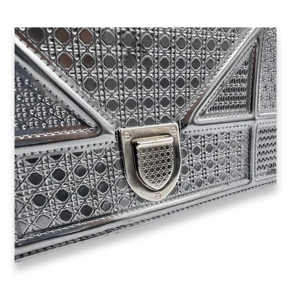 Diorama Wallet On Chain Silver in Calfskin, Silver hardware - Image 8