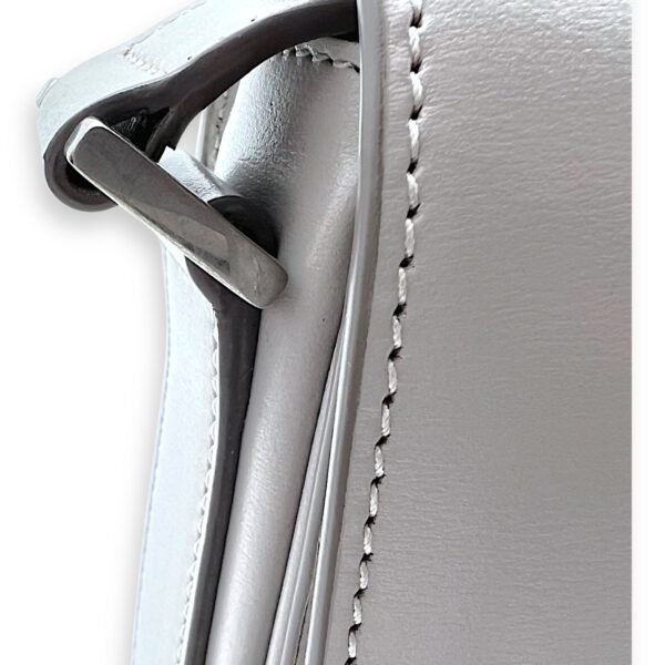 Le 61 Saddle Grey Shoulder Bag in Calfskin, Silver hardware - Image 9