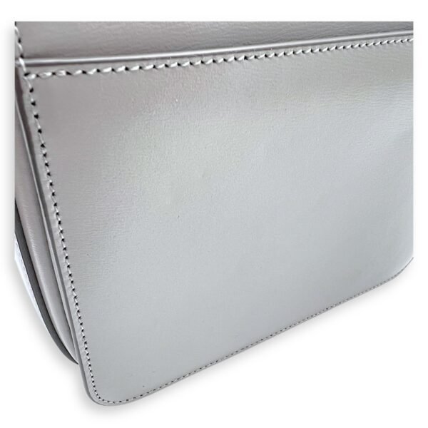 Le 61 Saddle Grey Shoulder Bag in Calfskin, Silver hardware - Image 10