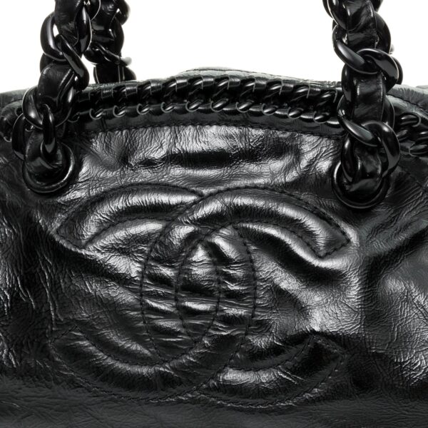 Luxe Ligne Bowler Black Shoulder Bag in Patent Leather, Silver hardware - Image 4